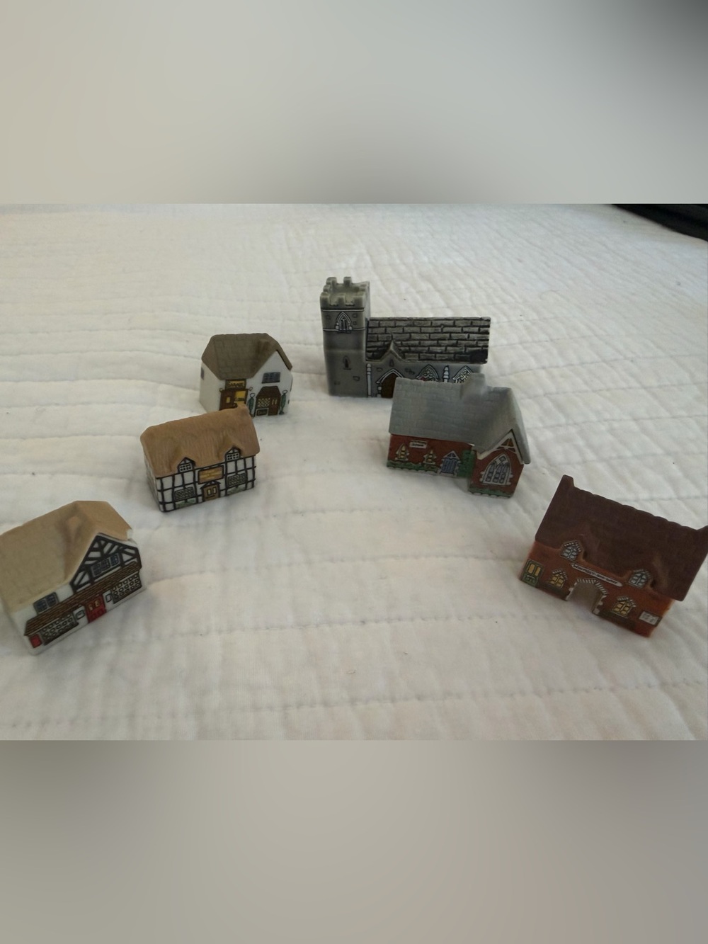 vintage 6 Wade Whimsey-on-Why miniature porcelain houses *chipped. See pics